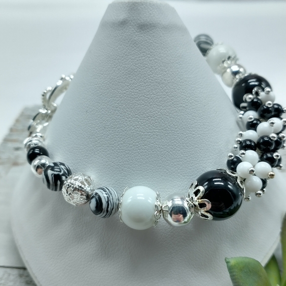 Handmade Black and White Cluster Beaded Bracelet - Picture 4 of 4